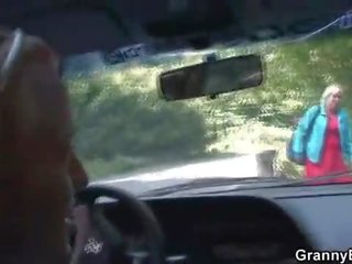 Vieux prostituée obtient cloué en la voiture par une étranger
